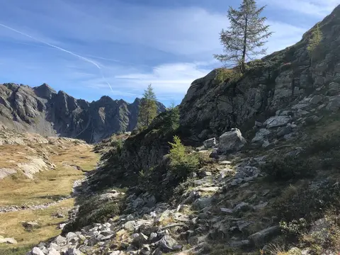 Il sentiero tra le rocce sotto le creste