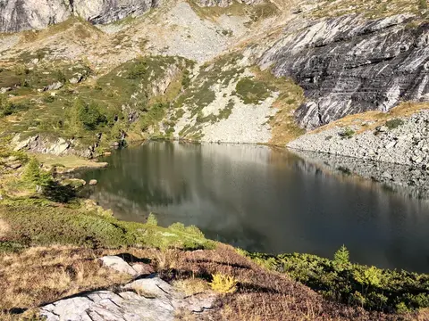 Il lago del Paione tra le rocce