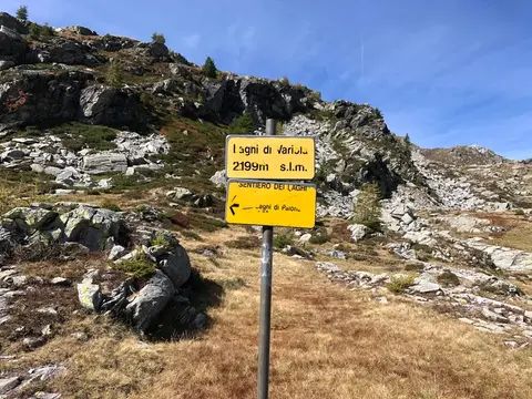 Il cartello dei laghi di Variola, 2199 m, sul sentiero dei laghi