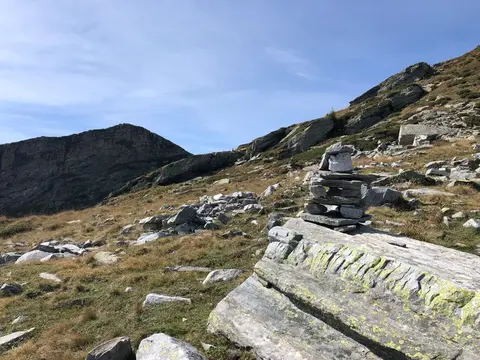 Un ometto di pietra sul sentiero dei laghi