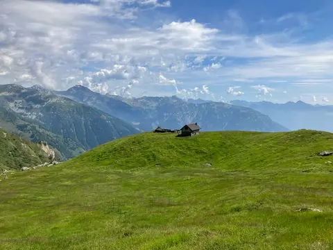 Un alpeggio sul prato con le montagne