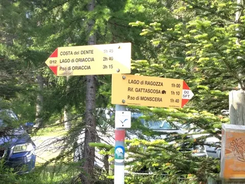 I cartelli del parcheggio di San Bernardo per il lago di Ragozza, il rifugio Gattascosa e il passo del Monscera