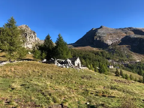 Le baite dell'alpe Paione sul prato