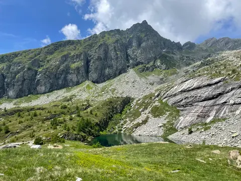 Il primo lago del Paione sotto le pareti
