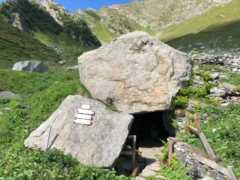Il riparo sotto i grandi massi dell'alpe Preia