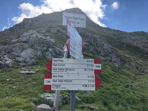 Il palo segnaletico del passo della Preia, 2327 m