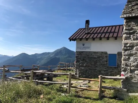 Il bivacco Marigonda con la staccionata