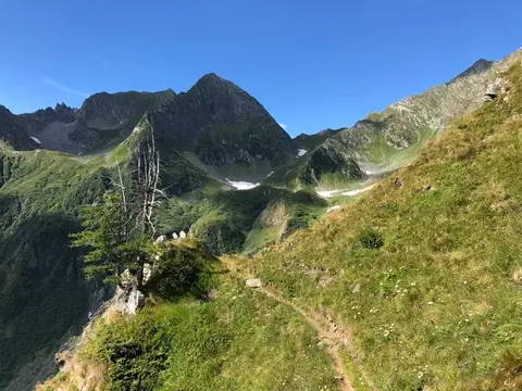 Il sentiero sul crinale verso le montagne