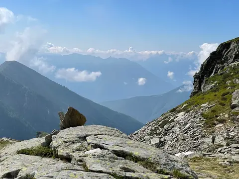 Un masso sulla roccia levigata sopra la valle