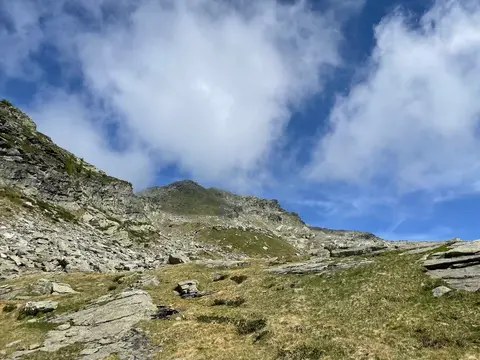 I pascoli rocciosi verso il pizzo Giezza