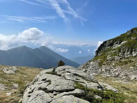 Un masso sul pianoro con la valle sullo sfondo