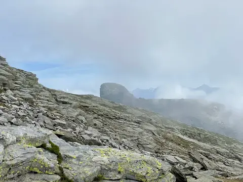 Le rocce tra le nuvole verso la cima
