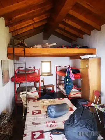 L'interno del piccolo bivacco dell'alpe Quadra