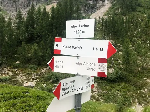 Il cartello dell'alpe Lorino, 1820 m