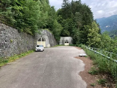 Il parcheggio vicino alle gallerie della diga