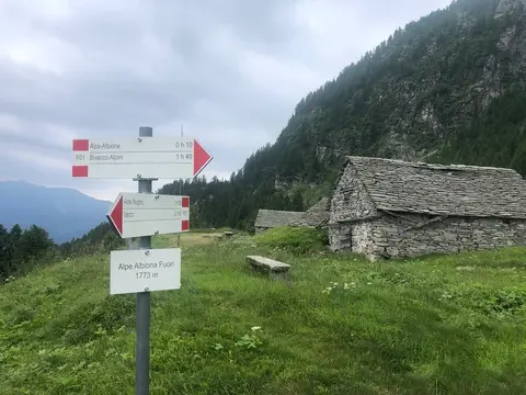 Il cartello dell'alpe Albiona Fuori, 1773 m, accanto alle baite