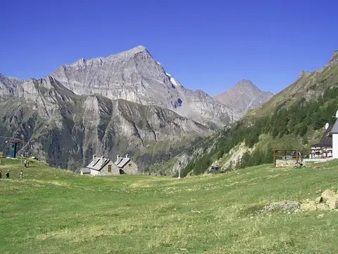 Le baite di Ciamporino sotto il monte Leone