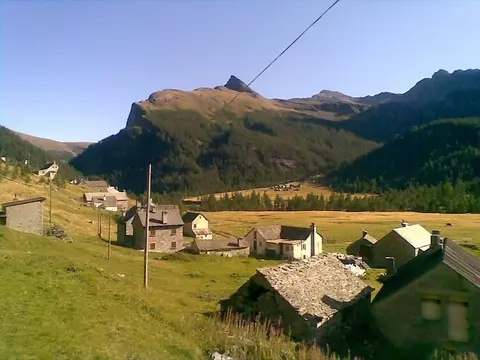 Le baite dell'alpe Veglia con le montagne sullo sfondo