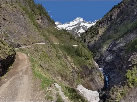 La strada sterrata nella gola verso Ponte Campo