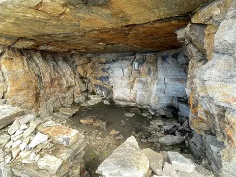 Un riparo sotto la roccia