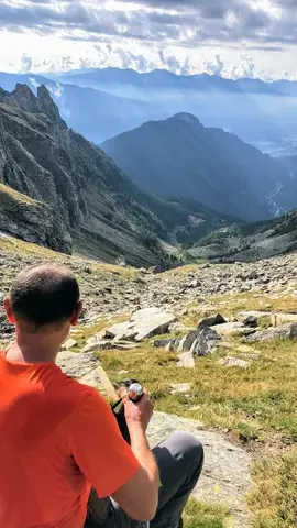Un escursionista seduto davanti alla valle