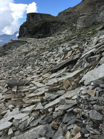 La pietraia a lastre sotto la cima