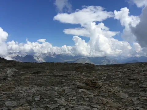Il pianoro sassoso del Cistella sopra un mare di nuvole