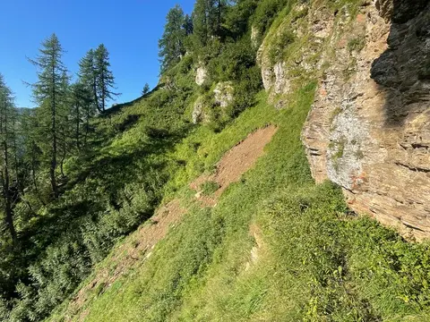 Il traverso erboso sotto la parete