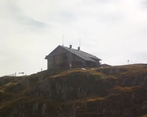 Il rifugio Città di Busto sul dosso erboso