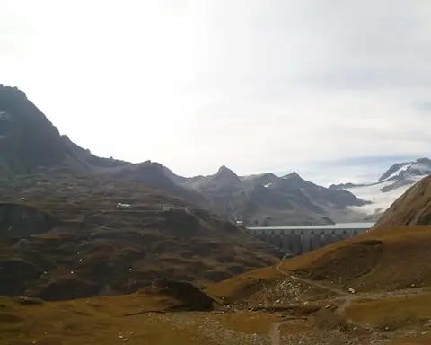 La diga del Sabbione vista dal Piano dei Camosci