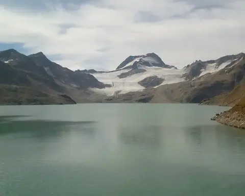 Il lago del Sabbione e i ghiacciai sullo sfondo