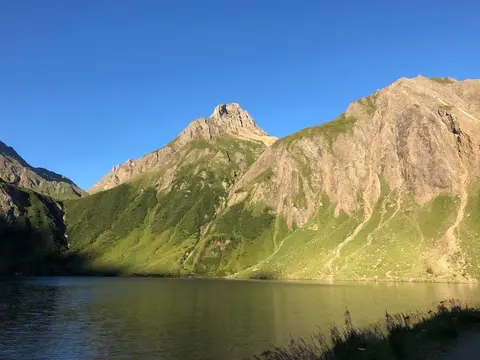 Il lago di Morasco all'alba sotto le creste erbose
