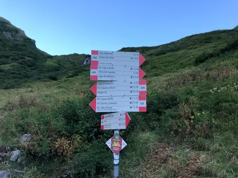Il palo segnaletico con le indicazioni per il Sabbione e i rifugi