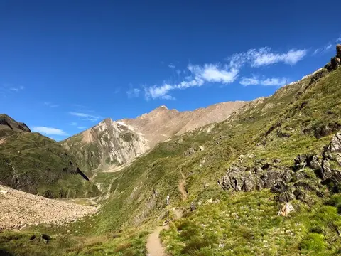 Il sentiero che risale il vallone verso il lago del Sabbione
