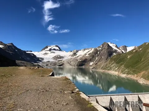 Il lago del Sabbione e la diga, con i ghiacciai sullo sfondo