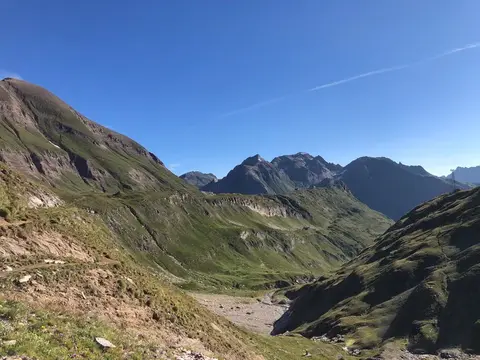 La conca del Sabbione tra pendii erbosi e creste rocciose
