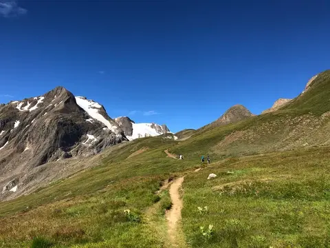 Il sentiero tra i prati sopra il lago del Sabbione, verso le cime innevate
