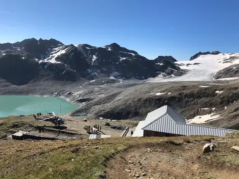Un rifugio sopra il lago del Sabbione, con i ghiacciai dell'Arbola sullo sfondo