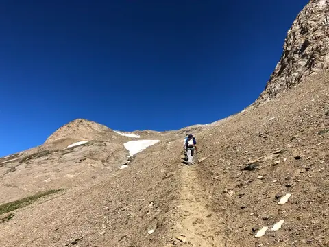 Escursionisti sul sentiero di pietrisco verso il Blinnenhorn