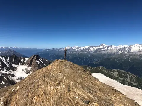 La croce di vetta del Blinnenhorn e il panorama sulle Alpi