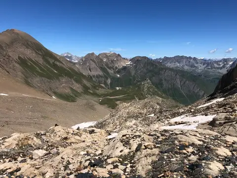 La discesa dal Blinnenhorn tra rocce e nevai