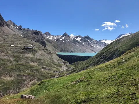 La diga del Sabbione vista dalla discesa verso Bettelmatt