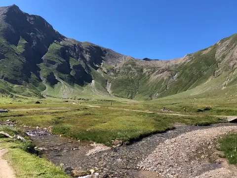 La piana di Bettelmatt con il torrente tra i pascoli