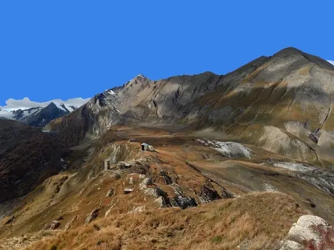 Il Piano dei Camosci e le creste brulle sopra la val Formazza