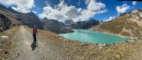 Un'escursionista sulla sterrata lungo il lago del Sabbione
