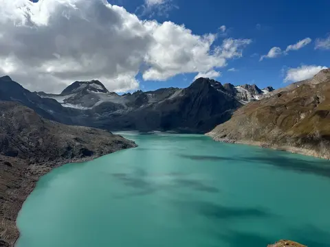 Le acque turchesi del lago del Sabbione sotto le cime innevate