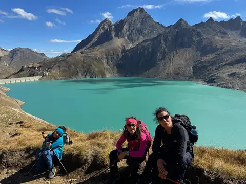 Escursionisti in sosta sopra il lago del Sabbione