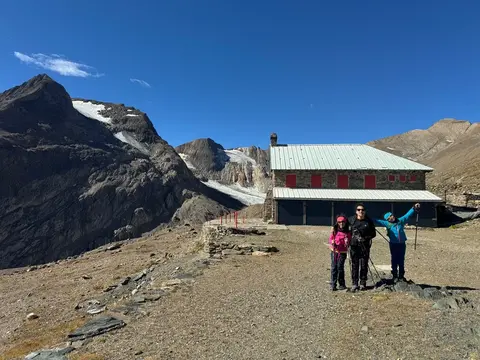 Escursionisti davanti al rifugio Claudio e Bruno