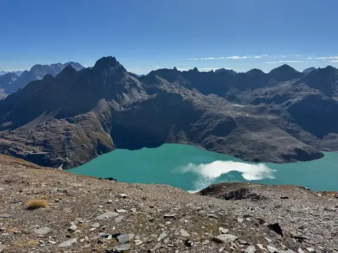 Il lago del Sabbione tra le creste rocciose
