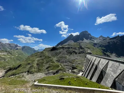 Il muro della diga del Sabbione e le creste sopra il lago
